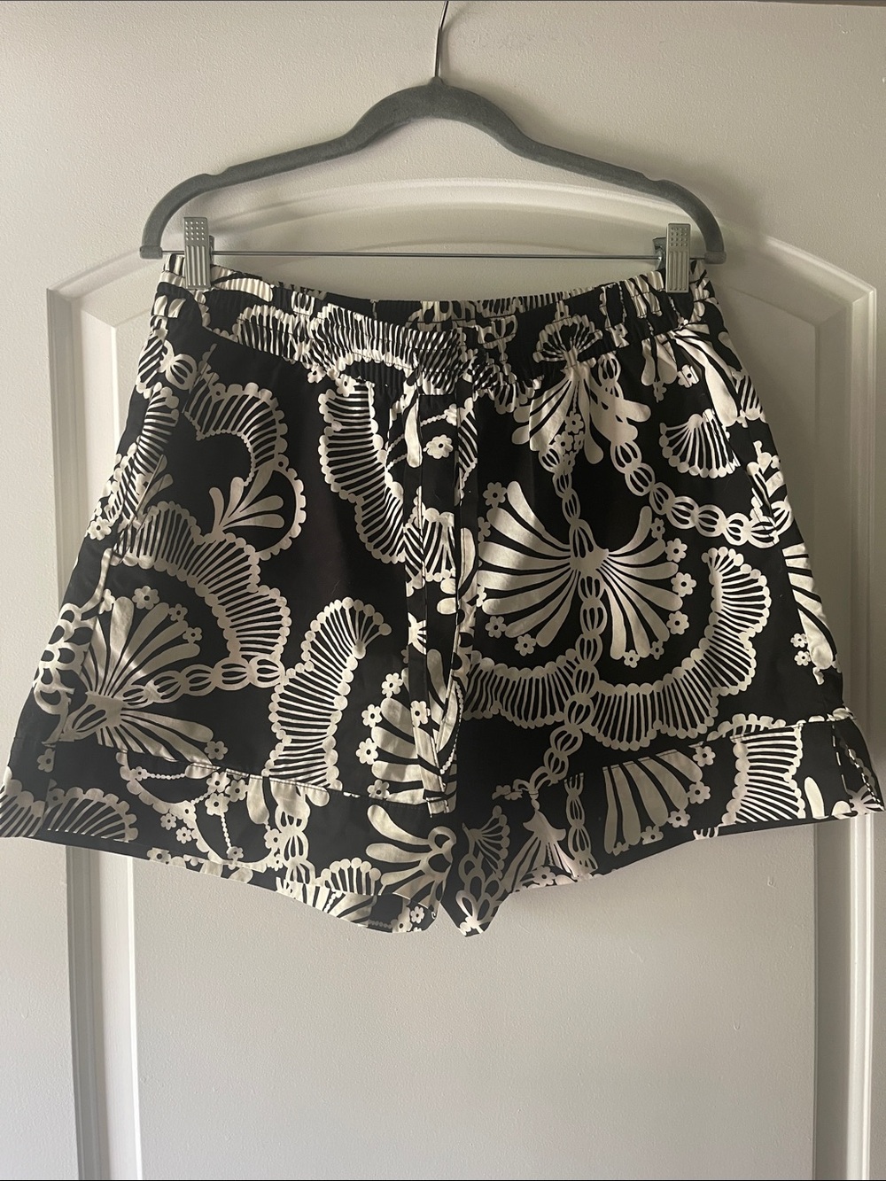 Banana Republic Factory Printed Black & White Women’s Shorts